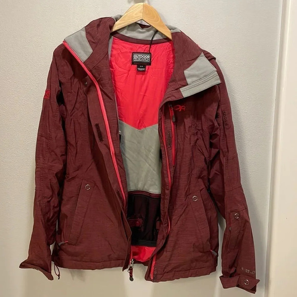 Outdoor Research woman’s maroon waterproof jacket. The zipper doesn’t work - Picture 1 of 16